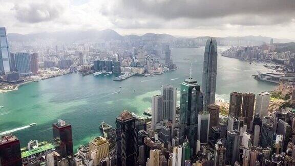 多云天空下的香港城市景观