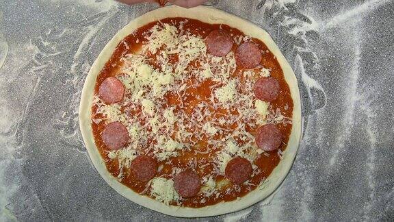 意大利厨师用新鲜的原料制作披萨