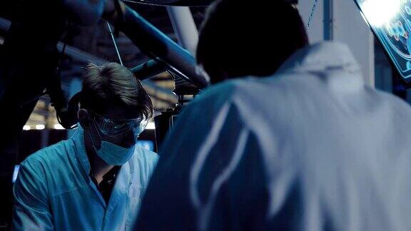 科学家外科医生讨论手术男人们穿着白袍戴着眼镜在宇宙飞船的科学实验室里工作