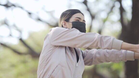 亚洲年轻女子练习防护口罩
