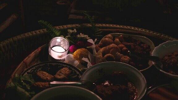 传统食物放在木制托盘上作为正餐晚上配上蜡烛