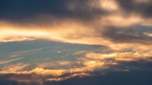 近距离的云彩与光在日落时间自然背景时间流逝