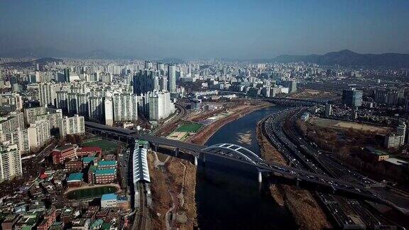 城市景观鸟瞰首尔城市和韩国首尔高速公路上的交通