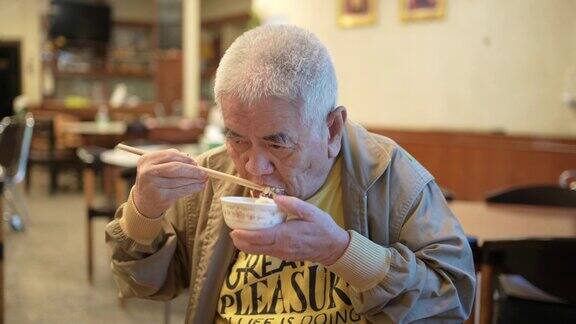 一个老人在中国餐馆吃饭