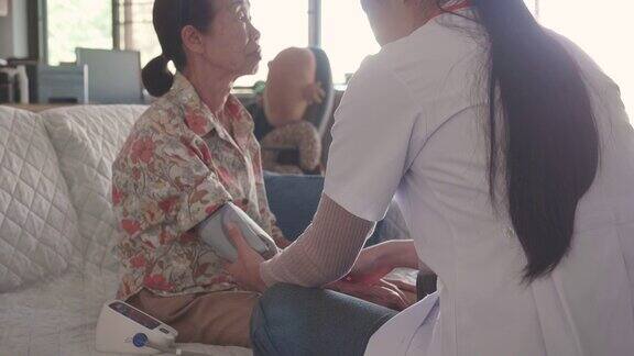 医生和老年女病人在病人家中进行医疗咨询