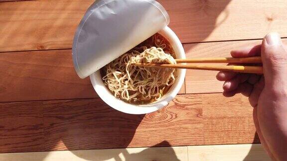 POV:在午餐时间用筷子搅拌方便面(荞麦面)和天妇罗日本的饮食和文化POV:在午餐时间用筷子搅拌方便面(荞麦面)和天妇罗
