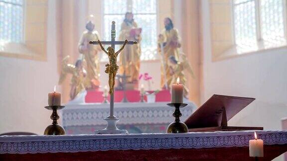 十字架蜡烛和教堂里的雕像