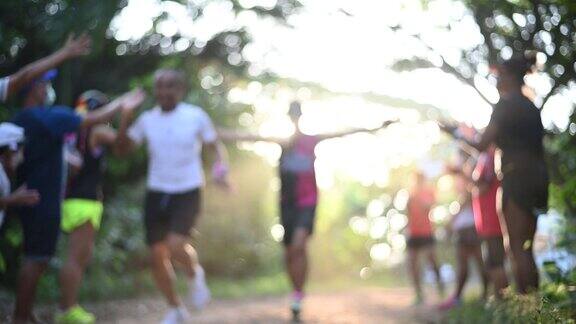 跑步者:一群慢跑并鼓励彼此跑步的跑步者