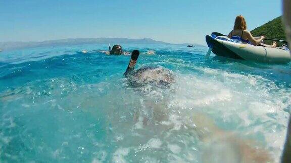 克罗地亚Peljesac穿戴式摄像机拍摄男子跳入阳光明媚的蓝色海洋