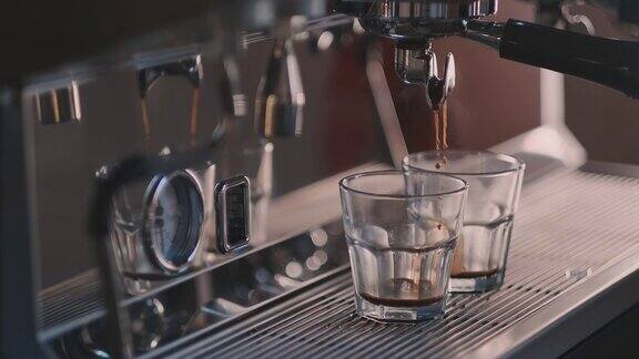 咖啡以慢动作从咖啡机流出