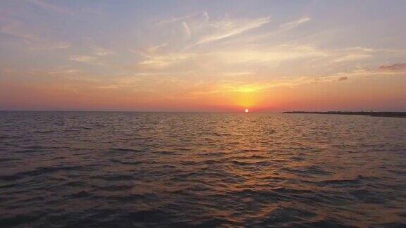 航拍:平静海面上令人惊叹的日落