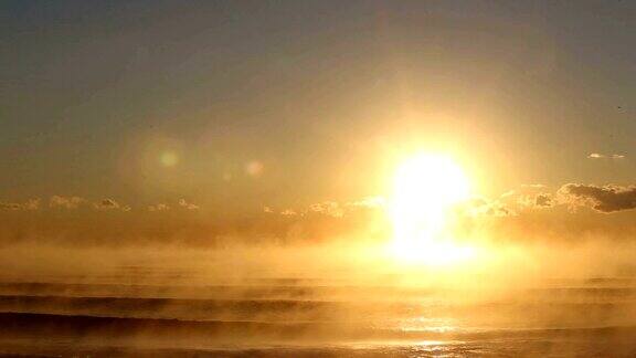 太阳升起在黑海雾蒙蒙的海面上