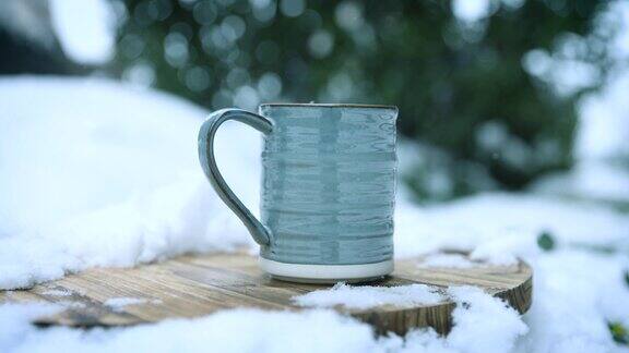 冬天桌上的一杯咖啡
