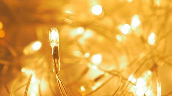 金色圣诞闪闪发光的背景一个4K焦点灯泡