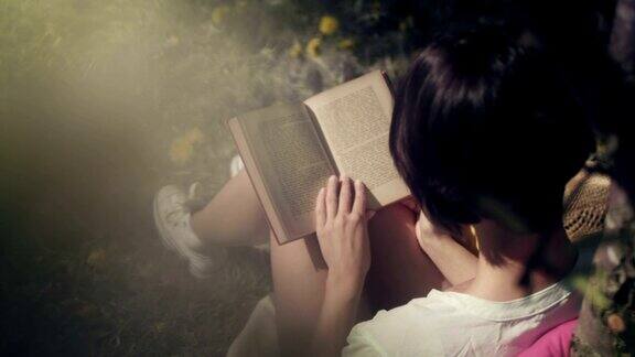 在花园里看书的女人