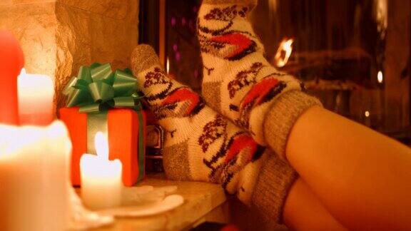 穿着温暖袜子的女孩站在壁炉旁