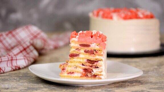 吃一块樱桃蛋糕和酸奶油特写