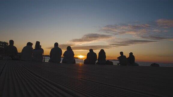 一群朋友在欣赏日落