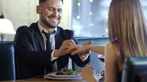 男人送订婚戒指给女朋友