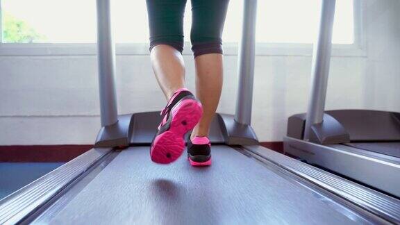男性在跑步机上跑步女性在健身房慢跑减肥