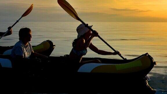 TS家庭在日落时玩海上皮划艇
