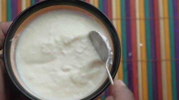 希腊酸奶装在木碗里放在质朴的木桌上
