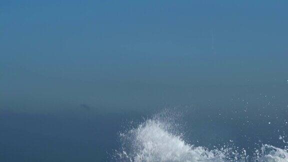 在一个冬季阳光明媚的日子里巨大的海浪拍打着码头撞击着湛蓝的天空运动波与飞溅