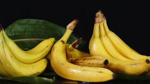 带着叶子的香蕉慢慢地旋转