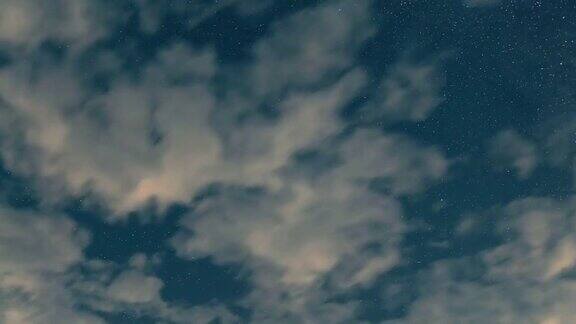 云流在星空的背景上时间流逝
