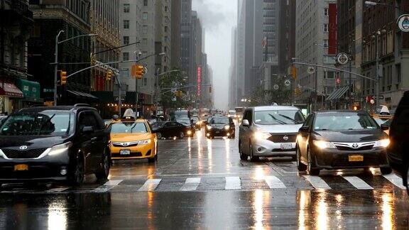 雨中的曼哈顿中城交通