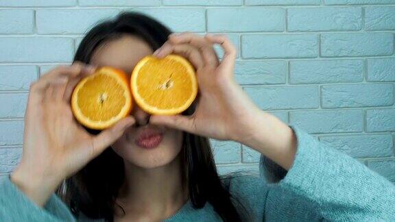 橙色的漂亮女孩