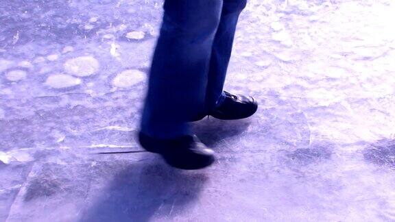 在薄冰上行走的人