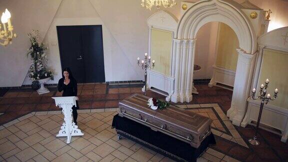 悲伤的女人和棺材在东正教的葬礼上