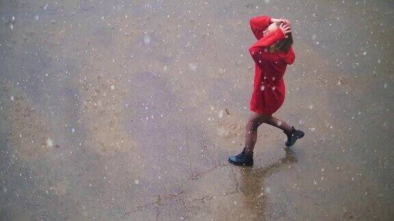 年轻美丽悲伤的女孩走在沥青路上在雨中哭泣尖叫痛苦