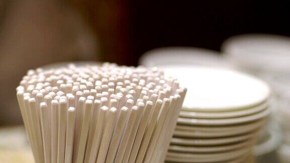存放筷子、白色碗和盘子的器具