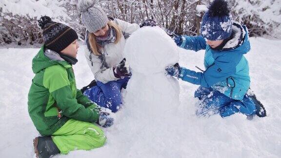 一家人在冬天堆雪人
