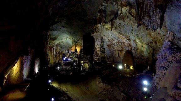 巨大的地质洞穴被投影仪照亮