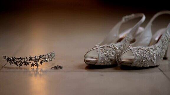婚礼鞋和花冠