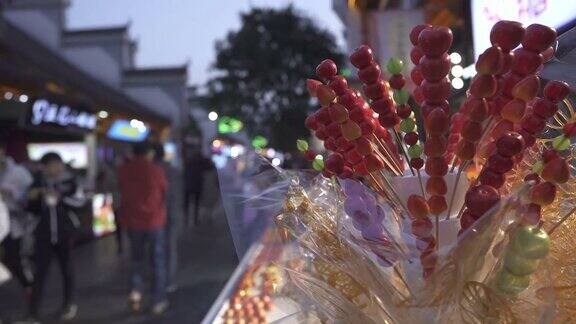 冰糖葫芦:中国传统街头小吃叫糖衣山楂