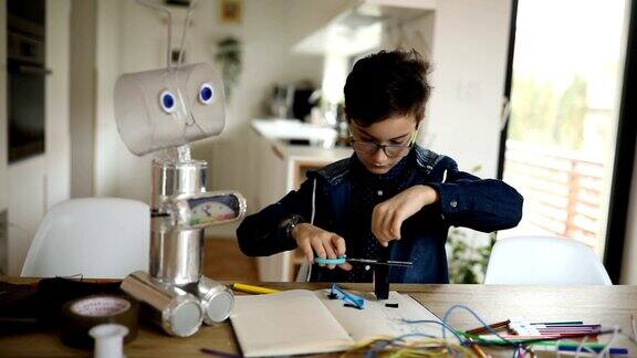 一个小男孩在家里制造机器人