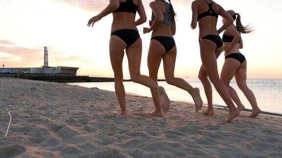 日出时一群年轻女孩在海边慢跑