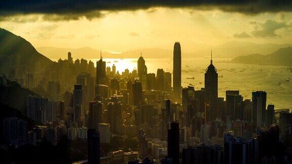 香港城市与戏剧性的天空