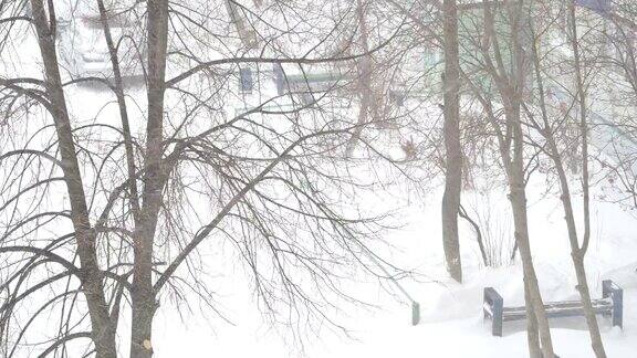 城市环境中的暴风雪抽象模糊的冬季天气背景