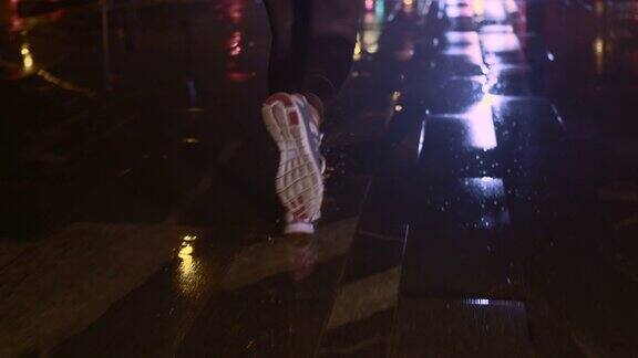 SLOMOTS女性的腿在城市的夜晚慢跑