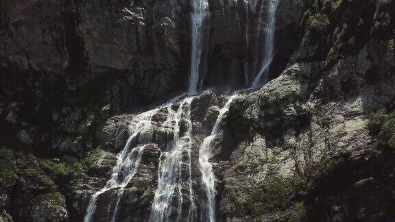 暴怒的山间瀑布特写巨大瀑布在山间流动的鸟瞰图美丽的景观