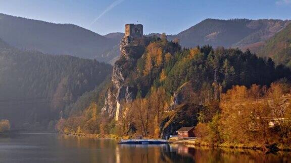 在斯洛伐克日利纳附近晴空的秋天早晨瓦格河的高度衰竭