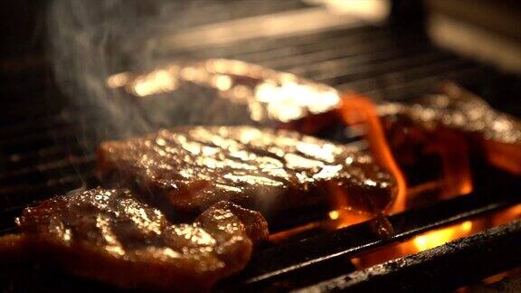 火烤架上的烤肉牛排