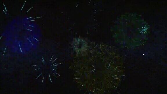 动画新年快乐文字在蓝色与彩色新年烟花爆炸在夜空