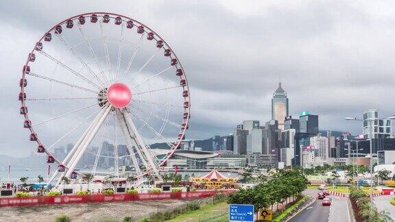 4K时间推移的摩天轮以香港中区城市景观为背景