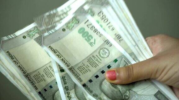 印度妇女在数印度货币